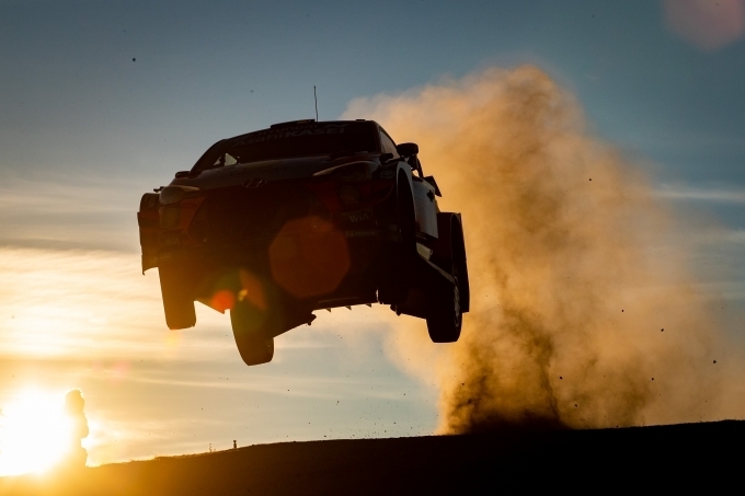 이탈리아에서 열린 ‘2020 월드랠리챔피언십’ 6차 대회에서 현대자동차 ‘i20 Coupe WRC’ 랠리카가 달리고 있는 모습.