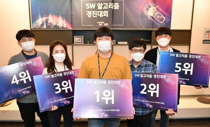 지난 8일 경기도 용인시에 위치한 현대모비스 기술연구소에서 진행된 ‘SW 알고리즘 경진대회’ 결선에서 우수한 성적을 기록한 직원들의 수상 장면