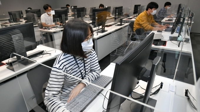 지난 8일 경기도 용인시에 위치한 현대모비스 기술연구소에서 진행된 ‘SW 알고리즘 경진대회’ 결선에 참여한 직원들이 주어진 과제를 해결하기 위해 코딩작업을 수행하고 있다.