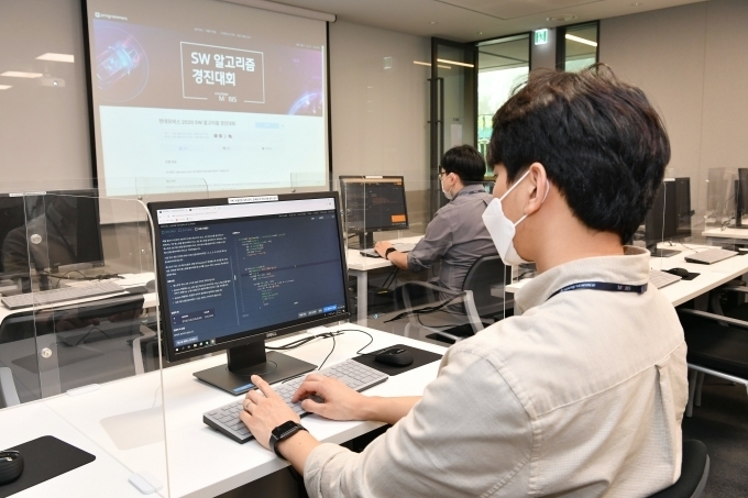 지난 8일 경기도 용인시에 위치한 현대모비스 기술연구소에서 진행된 ‘SW 알고리즘 경진대회’ 결선에 참여한 직원들이 주어진 과제를 해결하기 위해 코딩작업을 수행하고 있다.