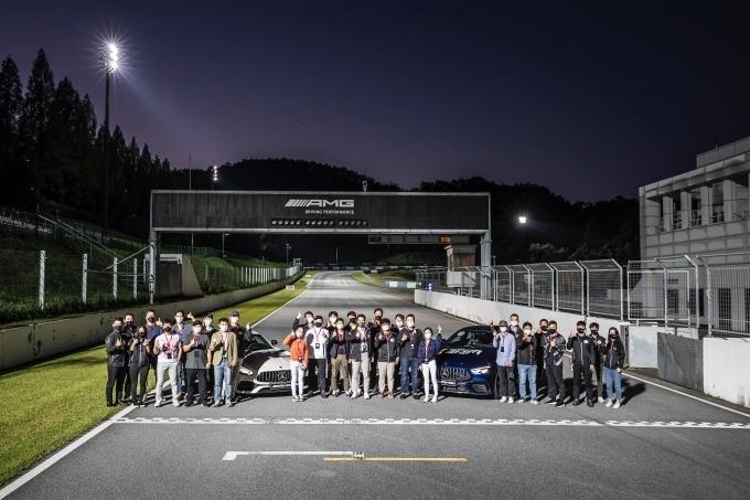 지난 9월 진행된 한성자동차 ‘AMG Playground at Night’ 행사에서 참가 고객들이 기념 단체사진을 촬영하고 있다.