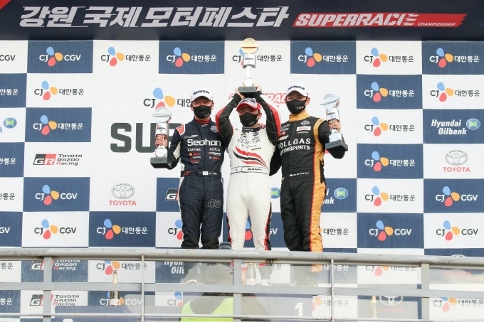 슈퍼 6000 클래스 시상식 1위에 오른 정의철 선수
