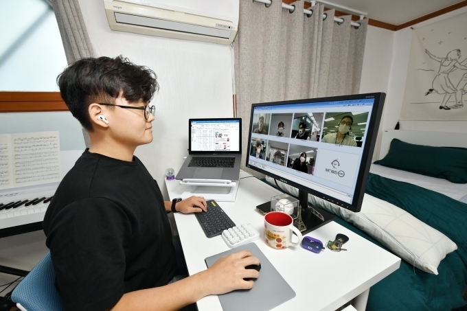 현대모비스 직원이 자택에서 회사의 원격 업무 시스템을 이용해 화상 회의를 진행하며 재택근무하고 있다.
