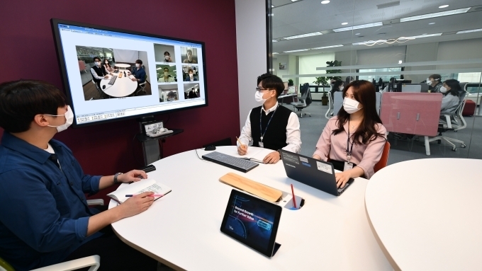 현대모비스 직원들이 자율좌석제로 운영 중인 스마트오피스에서 화상 회의를 진행하고 있다.
