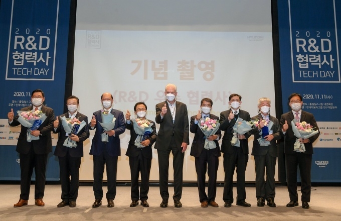 롤링힐스 호텔(경기도 화성시 소재)에서 열린 '2020 R&D 협력사 테크데이’ 행사에서 우수 협력사로 선정된 업체 관계자들과 기념 촬영을 하는 모습. (사진 왼쪽부터) 대한솔루션 권충호 사장, 경신 황정렬 사장, 대철 엄경록 사장, 대동도어 임계택 사장, 현대·기아자동차 연구개발본부 본부장 알버트 비어만 사장, 에스엘 박흔철 부사장, 한국단자 이원준 사장, 두원공조 성기천 사장 