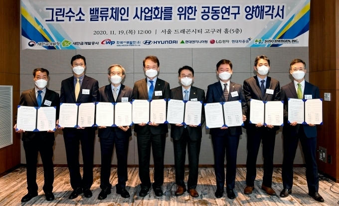 왼쪽부터 김우섭 수소에너젠 대표, 박찬우 현대엔지니어링 인프라산업개발본부장, 김병숙 한국서부발전 사장, 강팔문 새만금개발공사 사장, 양충모 새만금개발청장, 허재철 LG전자 한국영업본부 B2B그룹장, 오재혁 현대자동차 에너지신사업추진실장, 송영선 현대차증권IB본부장이 기념 촬영을 하고 있는 모습.