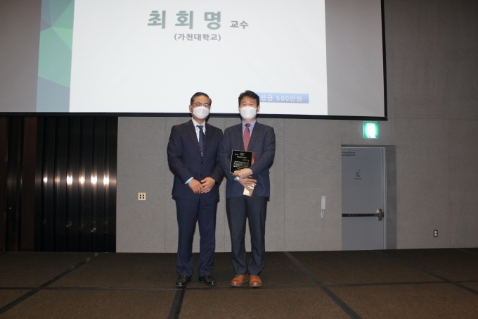 KAIDA 임한규 부회장(왼쪽)과 가천대 최회명 교수(오른쪽)가 기념촬영을 하고 있다.