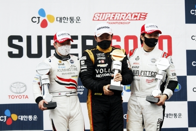 볼가스 모터스포츠 김재현 선수(가운데)가 최종전 우승후 기념촬영을 하고 있다.