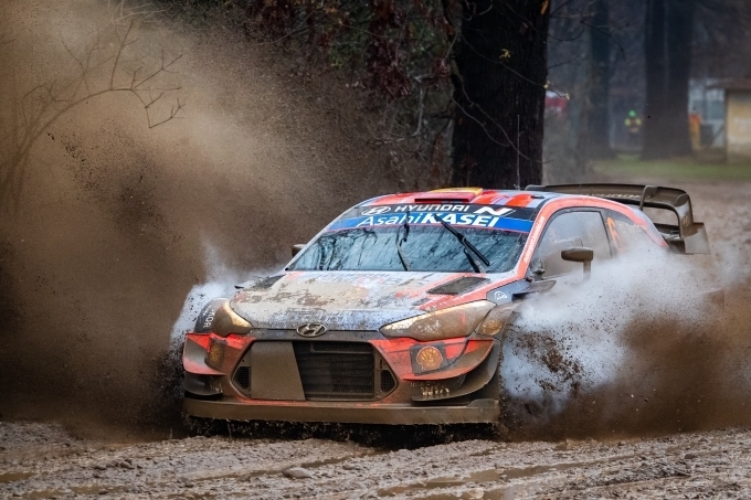 현대자동차 i20 Coupe WRC 경주차의 역동적인 주행 모습