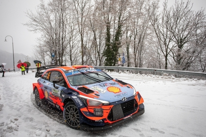 현대자동차 i20 Coupe WRC 경주차의 역동적인 주행 모습