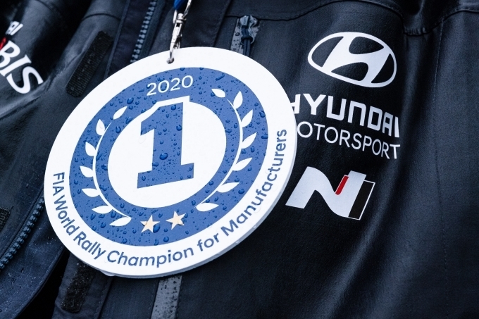 현대자동차가 2020 WRC 제조사 종합우승을 나타내는 표식