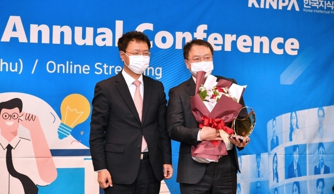 최준우 현대모비스 준법·지식재산실장 상무(우측)가 지난 8일 서울 더 스테이트호텔 선유에서 열린 2020 올해의 지식재산경영기업 시상식에서 김용래 특허청장으로부터 산업통상자원부장관상을 수상 후 기념촬영을 하고 있다.