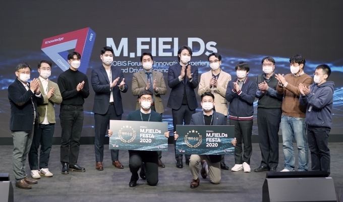 현대모비스 기술연구소에 위치한 THE STUDIO M. 에서 아이디어 페스티벌인 ‘M.FIELDs FESTA 2020’에 참가한 직원들이 최우수 아이디어 수상자를 축하하고 있다.