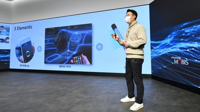 현대모비스 기술연구소에 위치한 THE STUDIO M. 에서 아이디어 페스티벌인 ‘M.FIELDs FESTA 2020’에 참가한 직원이 자신의 아이디어를 발표하고 있다.