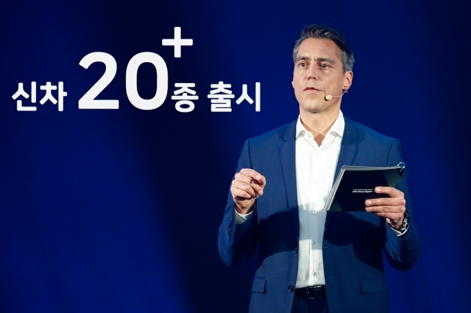 아우디폭스바겐코리아 르네 코네베아그 그룹사장이 디지털 기자간담회에서 발표하고 있다.