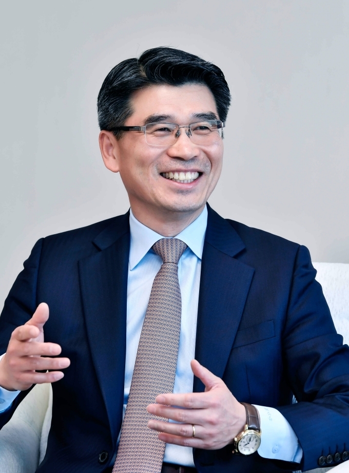 기아자동차 송호성 사장이 포즈를 취하고 있는 모습
