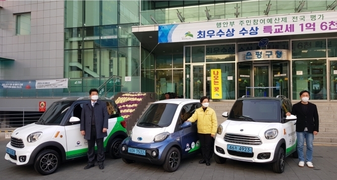 KST모빌리티는 21일 은평구청에서 '초소형 전기차 공공분야 이동지원 서비스 실증사업' 협약을 체결했다. 왼쪽부터 주영진 마스타자동차 상무, 김미경 은평구청장, 이행열 KST모빌리티 대표이사.
