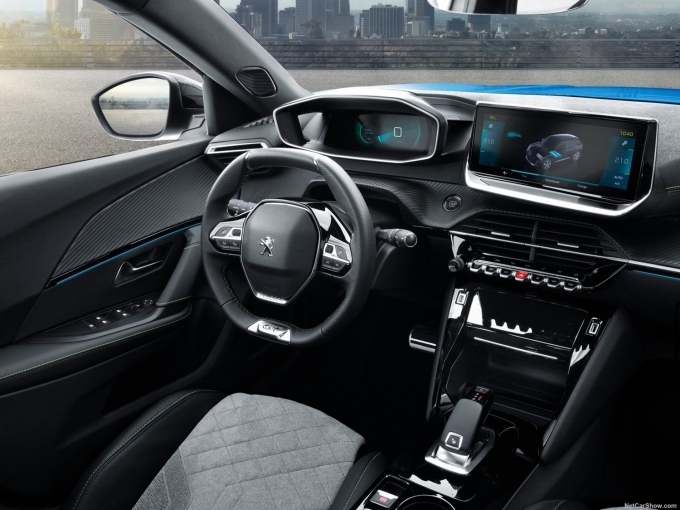 푸조 e-2008 SUV 인테리어