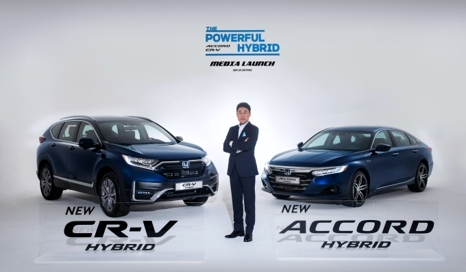 이지홍 혼다코리아 대표이사가 뉴 CR-V 하이브리드(왼쪽)과 뉴 어코드 하이브리드(오른쪽) 런칭행사에서 기념 촬영을 하고 있다.
