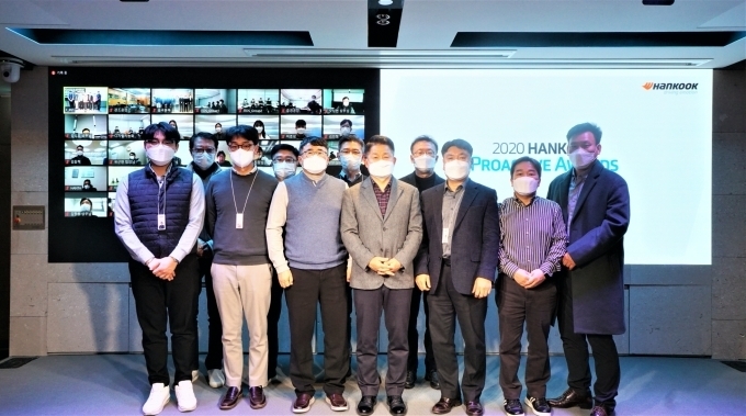 한국타이어앤테크놀로지㈜ 이수일 사장(앞열 왼쪽에서 4번째)과 수상자들이 온오프라인 동시로 진행한 '2020 프로액티브 어워드' 현장에서 기념 촬영을 하고 있다.