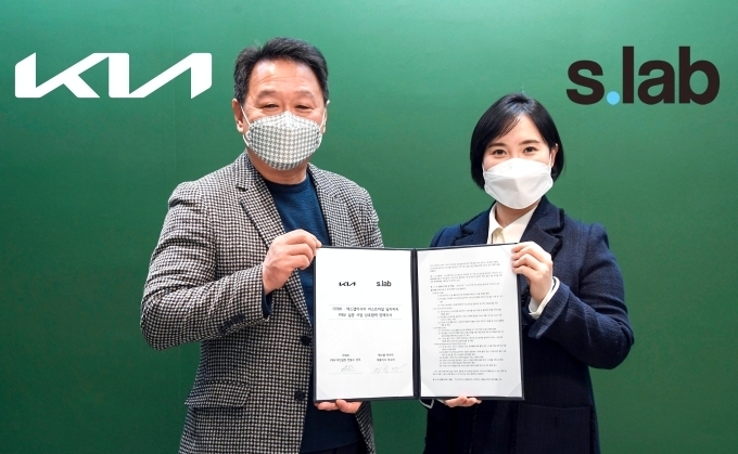 (사진) 왼쪽부터 기아 PBV추진실 안동수 상무, 에스랩 아시아 이수아 대표