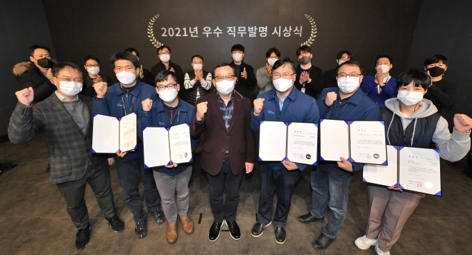 현대모비스가 용인 기술연구소 내 디지털스튜디오에서 우수 발명을 제안한 직원을 포상하는 우수 직무발명 시상식을 진행하고 있다. (앞줄 가운데 현대모비스 조성환 사장)