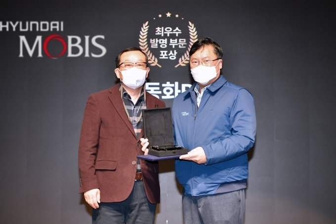 현대모비스가 용인 기술연구소 내 디지털스튜디오에서 우수 발명을 제안한 직원을 포상하는 우수 직무발명 시상식을 진행하고 있다. (왼쪽 현대모비스 조성환 사장, 오른쪽 현대모비스 전동화BU 안병기 전무)