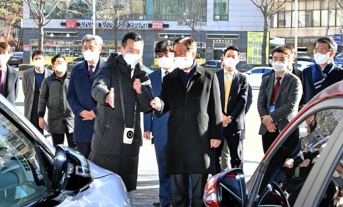4일 현대 EV 스테이션 강동에서 열린 '미래차·산업디지털분야 산업-금융 뉴딜 투자 협력 업무협약식'에 참석한 성윤모 산업통상자원부 장관이 넥쏘 자동주차를 체험하고 있다.