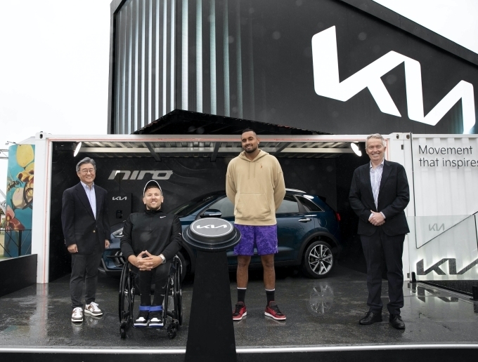 조준수기아 호주판매법인장, 딜런 알콧(Dylan Alcott) 휠체어 테니스 선수, 닉 키리오스(Nick Kyrgios) 테니스 선수, 크레이그 타일리(Craig Tiley) 호주오픈 토너먼트 디렉터가 `2021 호주오픈 공식차량 전달식`에 참석하고 있는 모습