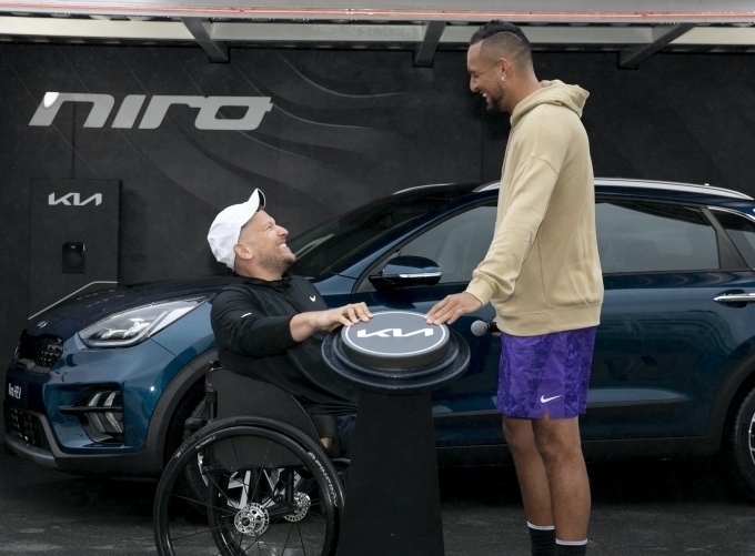 딜런 알콧(Dylan Alcott) 휠체어 테니스 선수, 닉 키리오스(Nick Kyrgios) 테니스 선수가 호주오픈 공식차량 전달식 개시 버튼을 누르는 모습