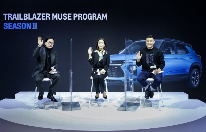 지난 7일 서울 강남구에 위치한 컬처랜드 C-스퀘어에서 개최된 '트레일블레이저 뮤즈 프로그램 시즌2' 언택트 오프닝 세리모니 현장. 왼쪽부터 배우 이동휘, 쉐보레 마케팅본부 정정윤 상무, 정찬성 UFC 선수가 포즈를 취하고 있다.