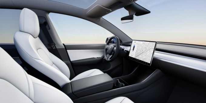Model Y 실내