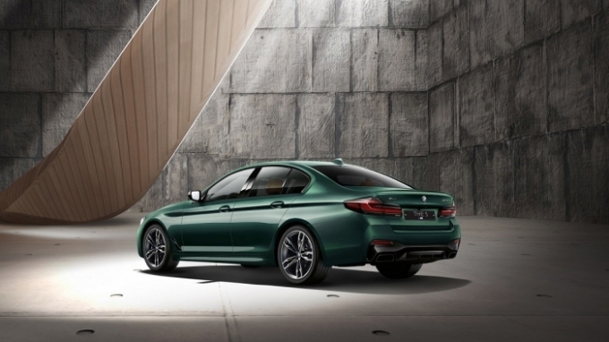 뉴 M550i xDrive 브리티시 레이싱 그린