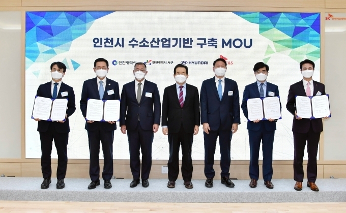 인천시 수소산업기반 구축 MOU 체결 기념사진. (왼쪽부터) 이재현 인천서구청장, 박남춘 인천광역시장, 정의선 현대차그룹 회장, 정세균 국무총리, 최태원 SK그룹 회장, 공영운 현대차 사장, 추형욱 SK E&S 사장