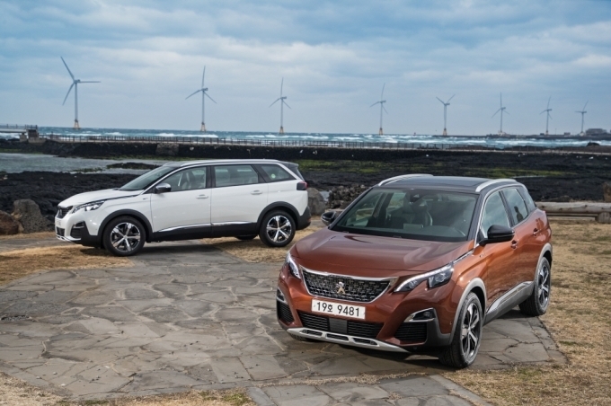 푸조 3008 SUV (앞), 푸조 5008 SUV(뒤)