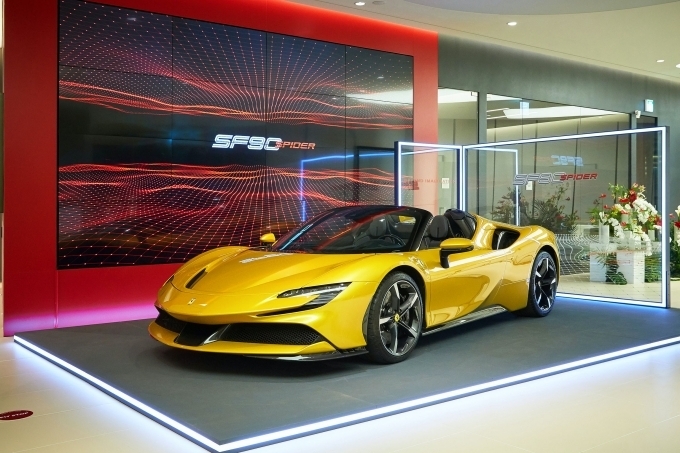 1000마력의 파워를 자랑하는 컨버터블 플러그인 하이브리드 모델 'SF90 스파이더'