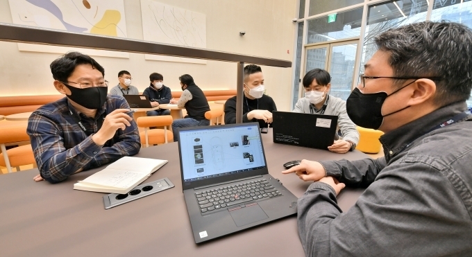 현대모비스는 최근 국내 13개 전문개발사들과 ‘소프트웨어 개발협력생태계 컨소시엄’을 구성하고, 서울 선릉역 인근에 협력사 개발자들이 모여 근무할 수 있는 공유오피스를 마련해 무료로 제공해 좋은 반응을 얻고 있다.