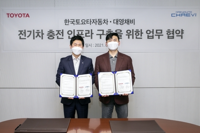(왼쪽부터) 이병진 렉서스코리아 상무, 정민교 대영채비 대표이사가 기념촬영을 하고 있다.
