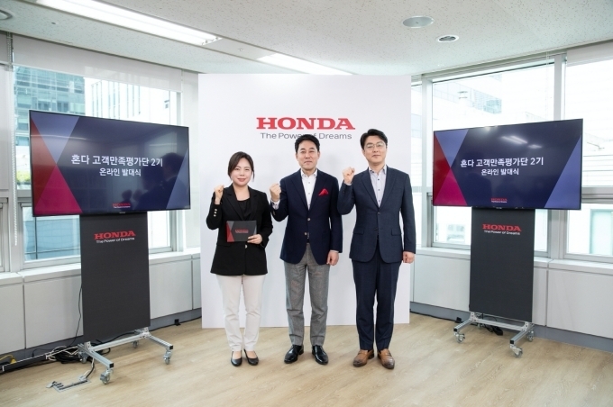 혼다코리아 심영하 차장(좌), 혼다코리아 이지홍 대표이사(가운데), 칸타코리아 안증찬 이사(우)가 기념촬영을 하고 있다.