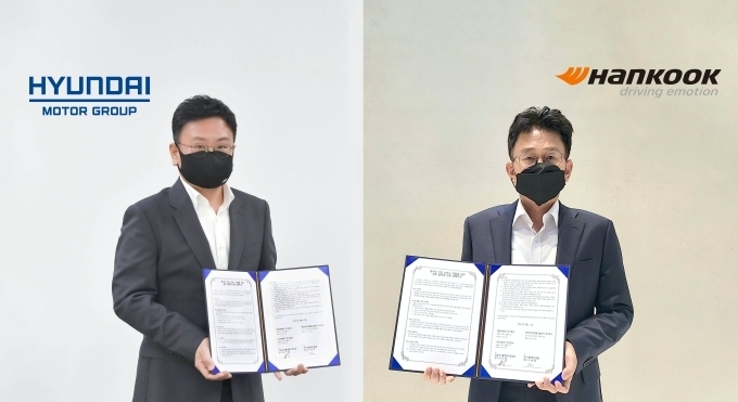 현대차·기아 모빌리티플랫폼사업실장 권오륭 상무(왼쪽)와 한국타이어 연구개발혁신총괄 구본희 전무(오른쪽)가 비대면 업무협약을 체결하고 기념사진을 촬영하고 있는 모습