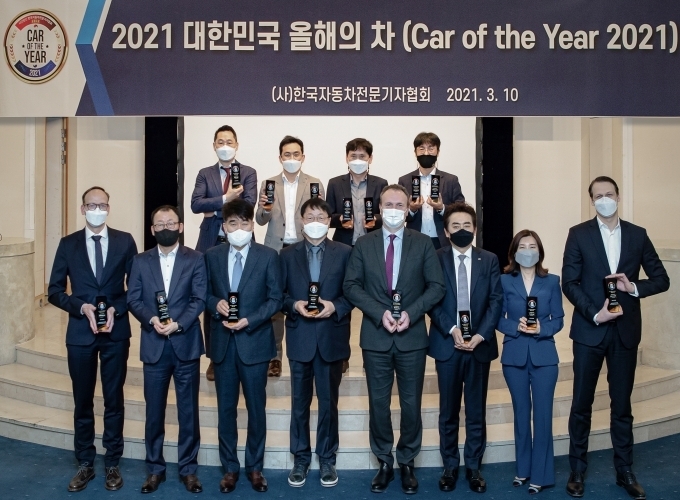 사단법인 한국자동차전문기자협회는 10일 서대문구 홍은동 스위스그랜드호텔 컨벤션센터 3층 다이아몬드홀에서 ‘2021 대한민국 올해의 차’ 시상식을 개최했다. 2021 ‘올해의 차’는 제네시스가 선보인 대형 세단 G80이 차지했다. 올해의 차를 포함한 15개 부분별 수상자들이 기념촬영을 하고 있다.