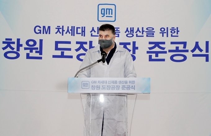 한국지엠 카허 카젬 사장이 축사를 하고 있는 모습.