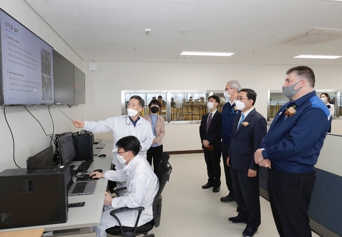 한국지엠 카허 카젬 사장, GMTCK 로베르토 렘펠 대표이사, 허성무 창원시장, 박종원 경상남도 경제부지사가 창원 도장공장의 공정 개요에 대해 브리핑 받는 모습.