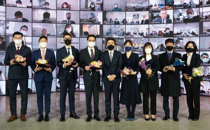 2020 전사 판매 TOP 10과 르노삼성자동차 김태준 영업마케팅본부장(왼쪽에서 다섯번째)