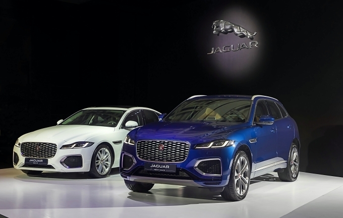 재규어 뉴 XF(좌), 뉴 F-PACE(우)