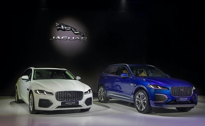 재규어 뉴 XF(좌), 뉴 F-PACE(우)