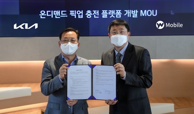 (사진 왼쪽부터) 기아 판촉전략실장 오용진 상무, YW모바일 이영석 대표이사가 기념 촬영을 하는 모습