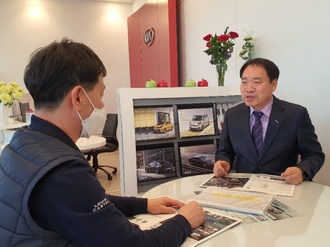 기아 대전 서천지점 윤필상 영업부장(오른쪽)이 고객과 상담하고 있다.