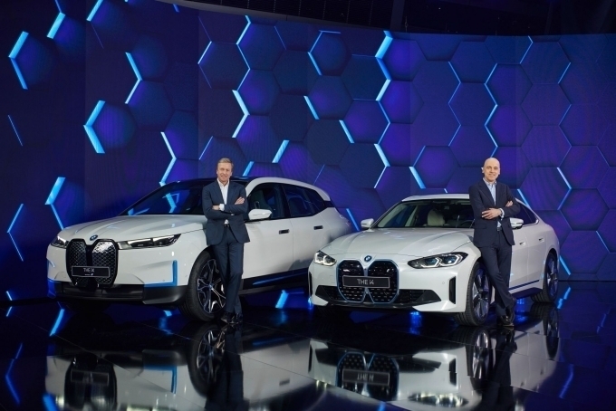 올리버 집세 BMW 그룹 회장(왼쪽)과 니콜라스 피터 BMW 그룹 재무총괄(오른쪽)이 BMW iX와 BMW i4 앞에서 포즈를 취하고 있다.