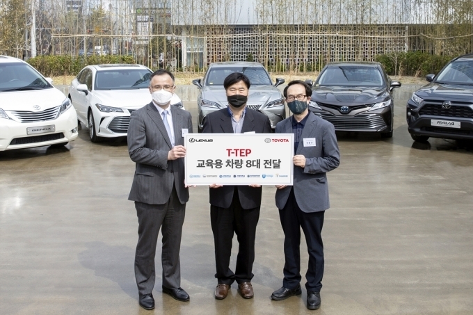 (왼쪽부터) 타케무라 노부유키 한국토요타자동차 사장, 최천우 부산과학기술대학교 자동차공학과 교수와 진동규 교수가 렉서스 안양 서비스 시승센터에서 차량을 전달하고 기념촬영을 하고 있다.